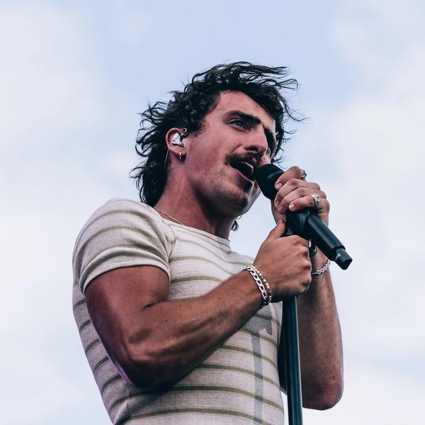 Benson Boone performing at NOS Alive 2025