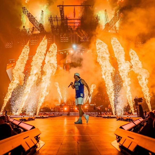 Morgan Wallen performing in Minneapolis with flames