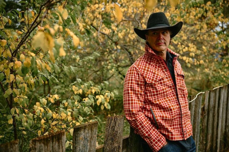 Corb Lund Premieres Bare-Bones Version of 'Out On a Win' as Part of Career-Spanning 'Dark Horses' Album