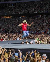 Artist - Kenny Chesney Live 3
