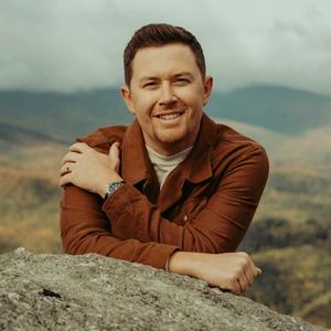 Scotty McCreery hanging out in the mountains