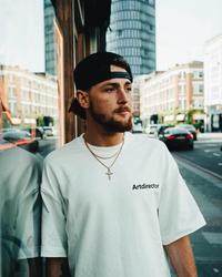 Bailey Zimmerman in London wearing a white t-shirt