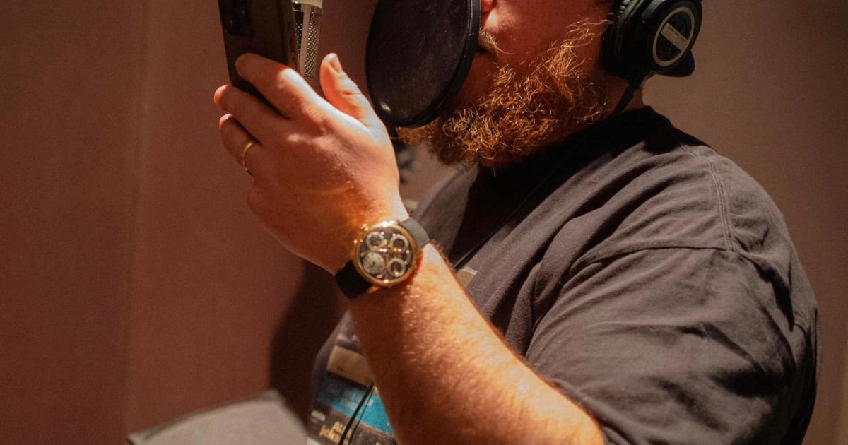 ‘Sleepless in a Hotel Room’ by Luke Combs - Lyrics & Meaning | Holler