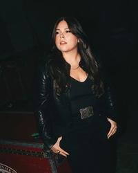 Gigi Perez dressed all in black