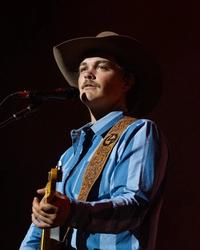 Zach Top performing live