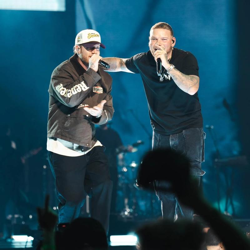 <p>THubb performing with Kane Brown</p>