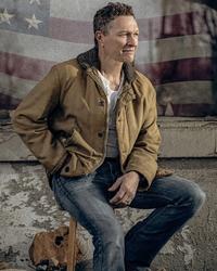 Craig Morgan in front of US flag