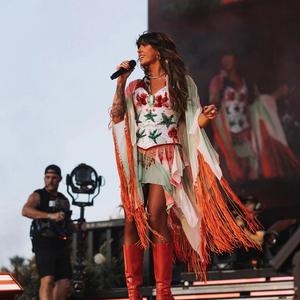 Ella Langley singing into a microphone on stage at Stagecoach Festival 2026.