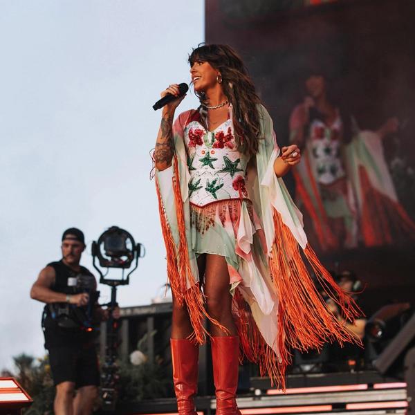 Ella Langley singing into a microphone on stage at Stagecoach Festival 2026.