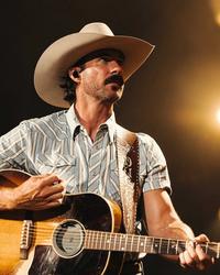 Riley Green wearing a cowboy hat