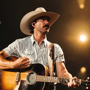 Riley Green wearing a cowboy hat