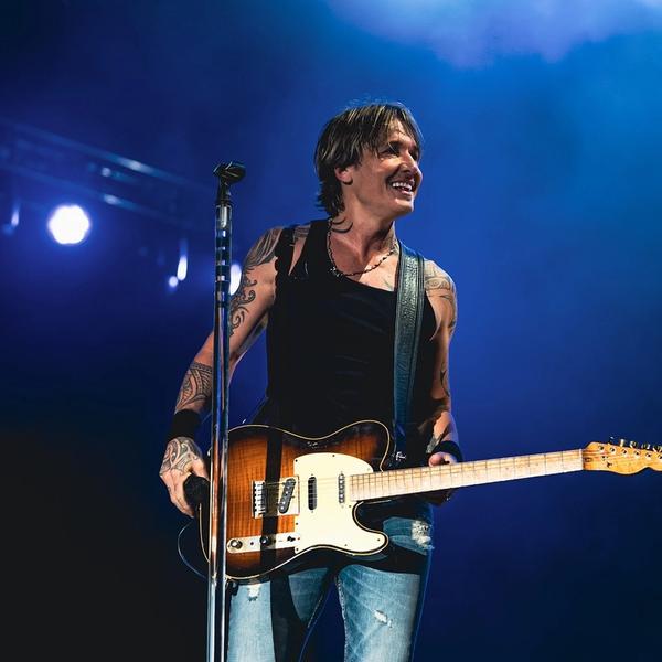 Keith Urban performing live