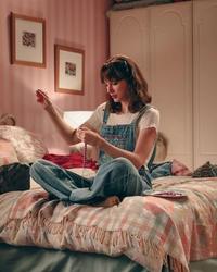 Taylor Swift in bedroom for ’Elizabeth Taylor’ video