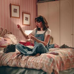 Taylor Swift in bedroom for ’Elizabeth Taylor’ video