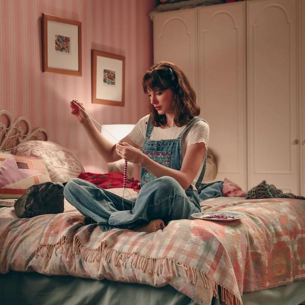 Taylor Swift in bedroom for ’Elizabeth Taylor’ video