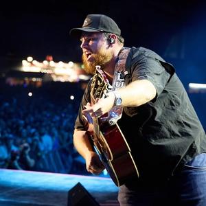 Luke Combs performing live