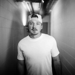 Morgan Wallen in a white t-shirt with a backwards cap