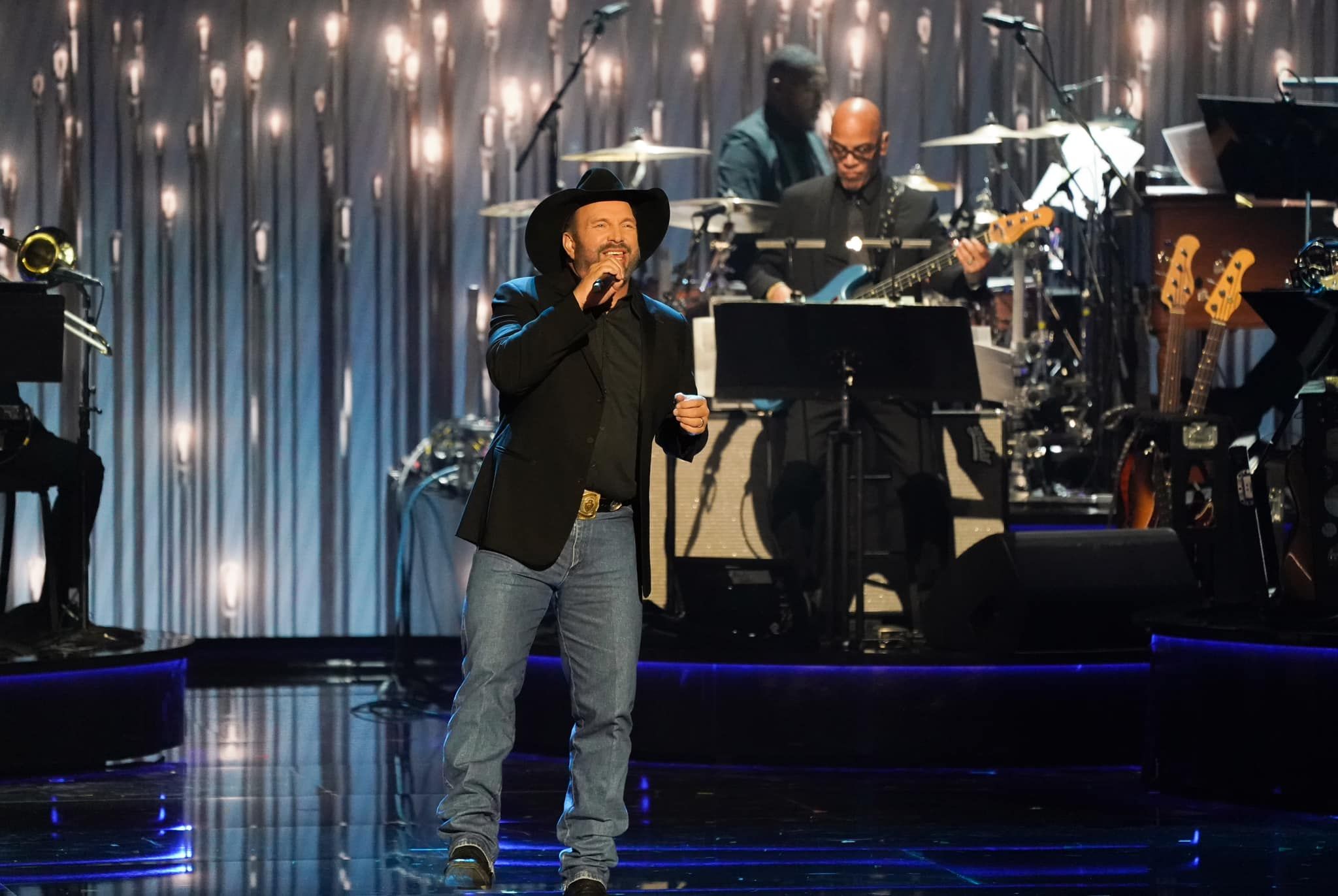 Garth Brooks responds to criticism for serving Bud Light in his bar