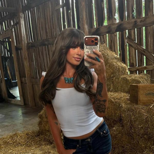 Ella Langley taking a photo of herself for American Eagle