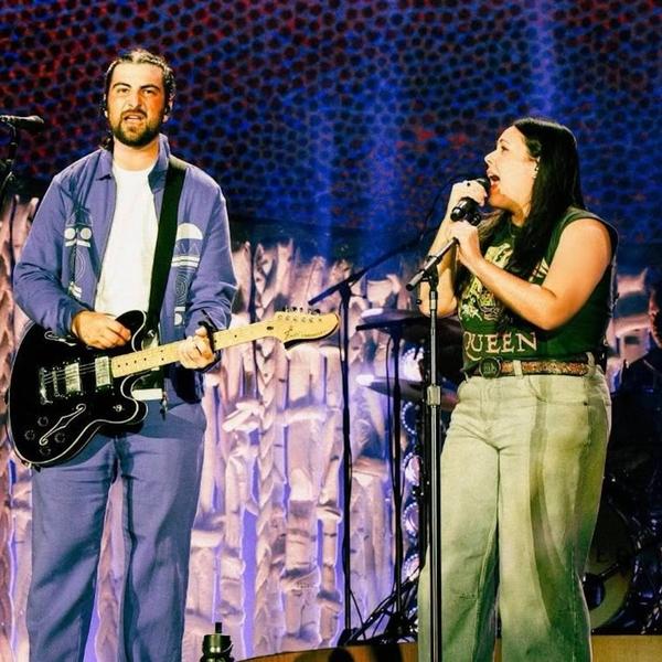 Noah Kahan and Gigi Perez performing together at BST Hyde Park 2024