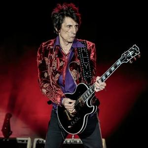 Ronnie Wood performing live