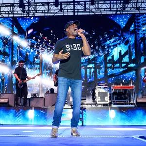 Darius Rucker performing live