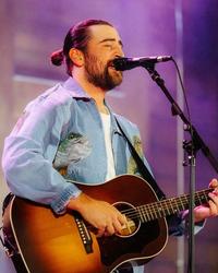 Noah Kahan performing at Folk & Fairways 2025