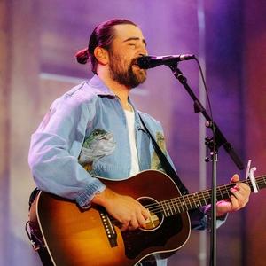 Noah Kahan performing at Folk & Fairways 2025