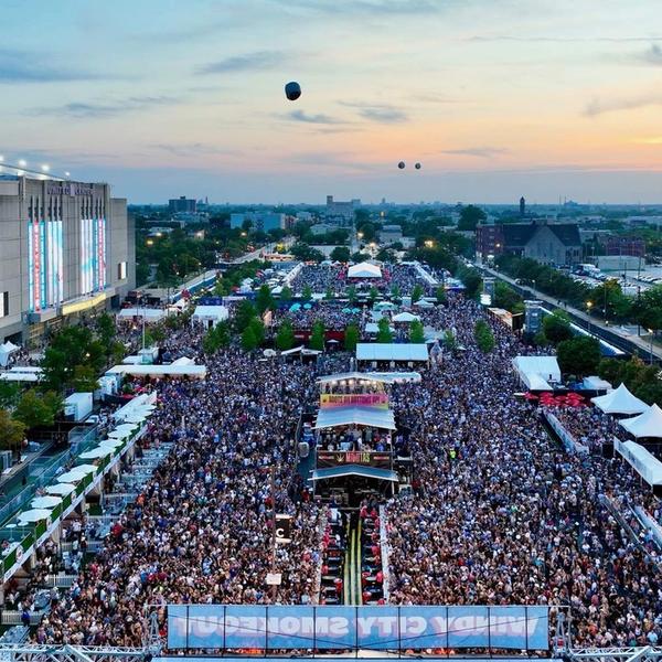Photo of Windy City Smokeout crowd and back of the stage