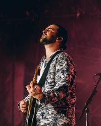 Noah Kahan performing at NOS Alive 2025
