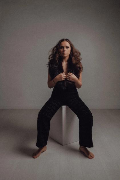 Taylor Rae Premieres 'Maybe I'm the Villain' from forthcoming album The ...
