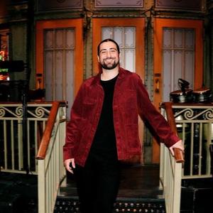 Noah Kahan stood on a staircase on the Saturday Night Live set