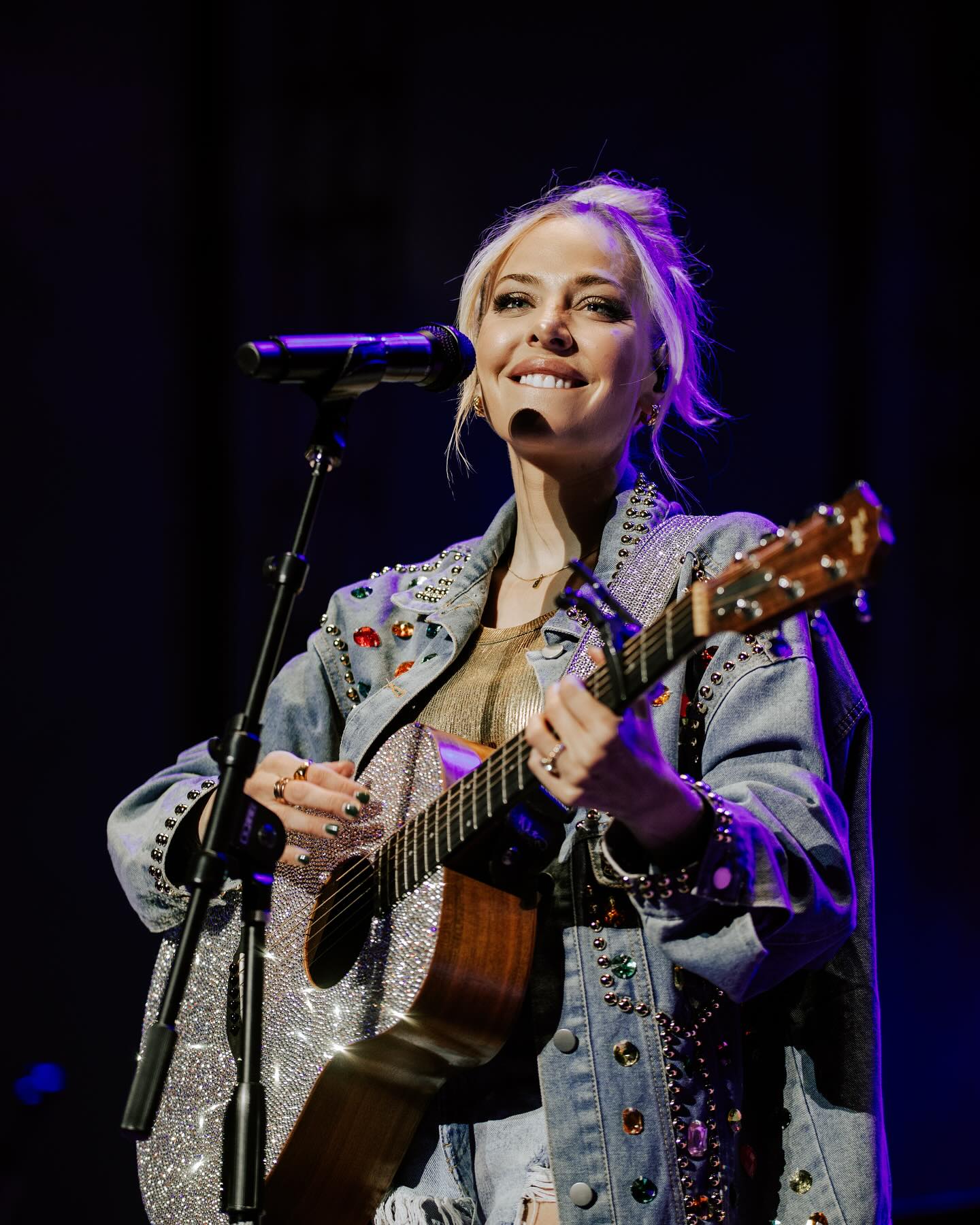MacKenzie Porter performing live