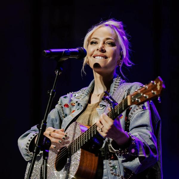 MacKenzie Porter performing live