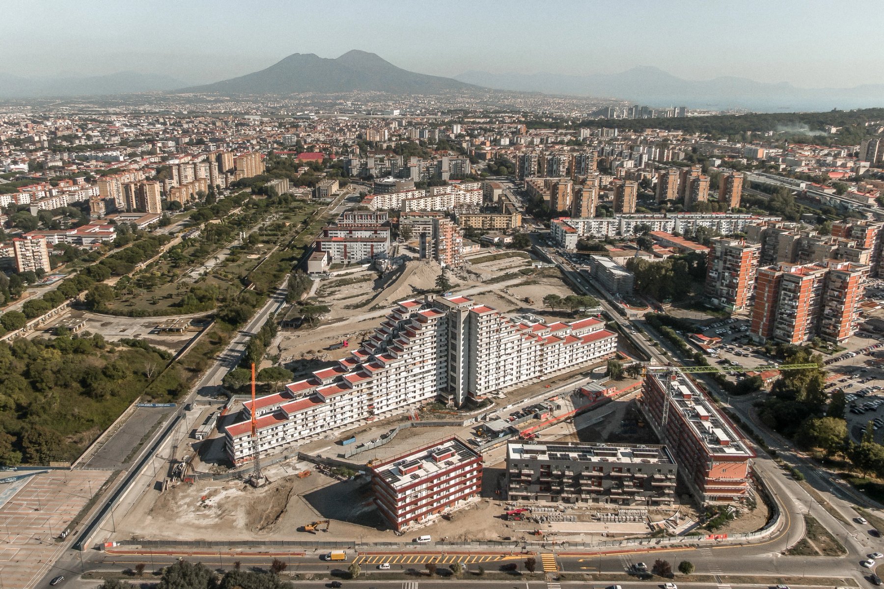 Vista aerea del cantiere ReStart Scampia a Napoli, con gli edifici e il quartiere circostante.