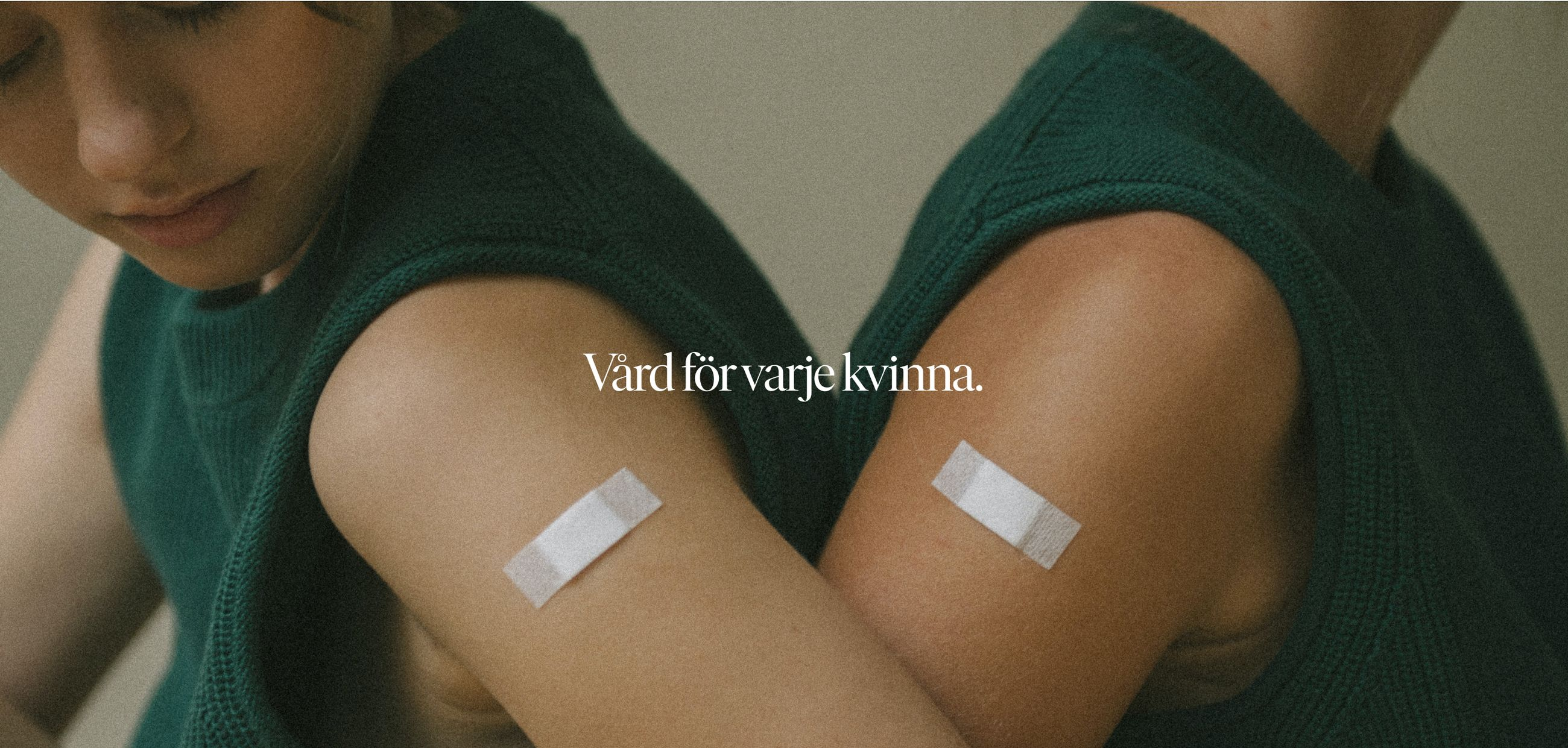 Two arms in green tops, each with a bandage on the upper arm. Text: Vård för varje kvinna.