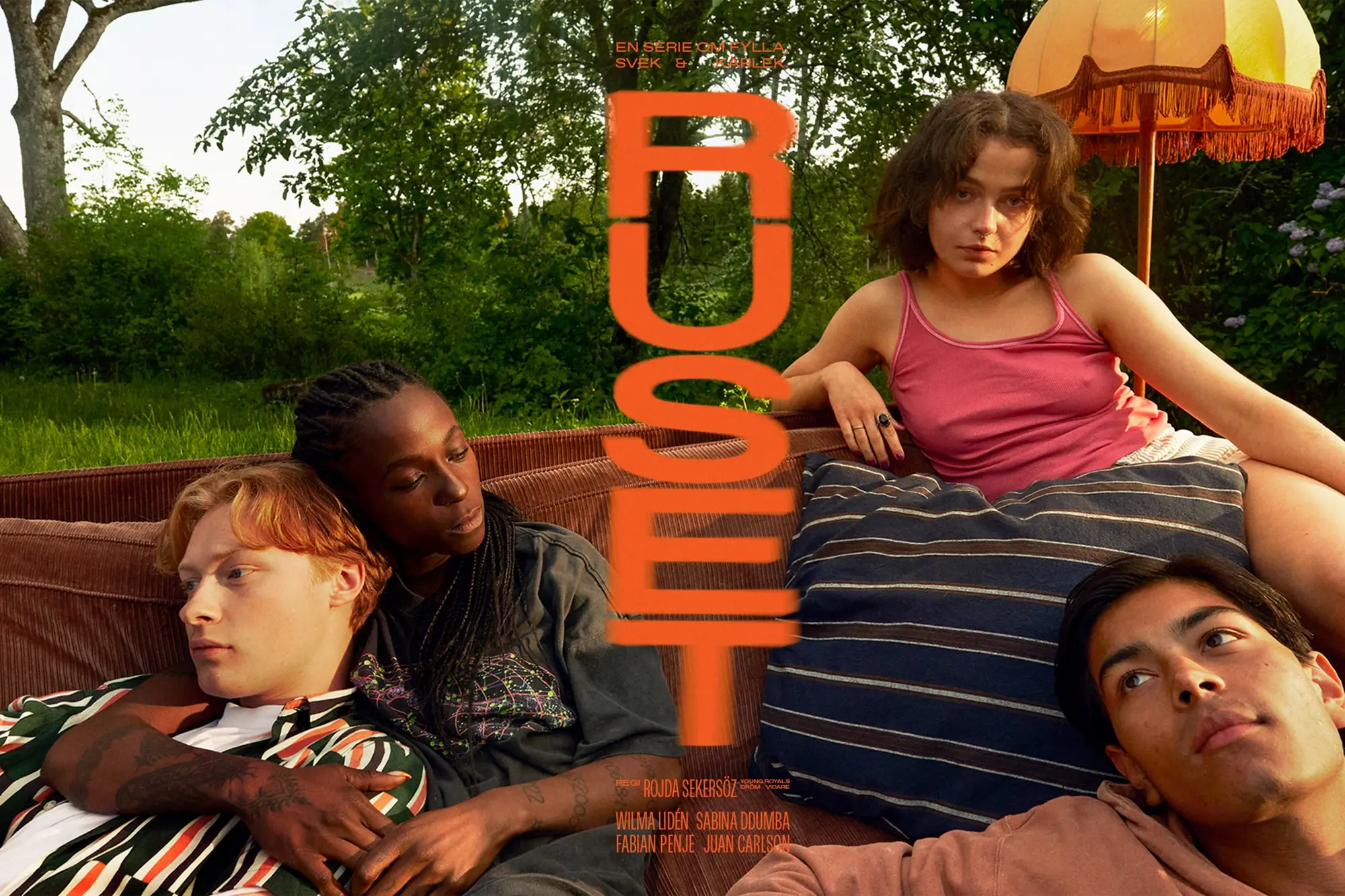 Four young people lounge on a brown outdoor couch, surrounded by trees. The large vertical title "BUS ET" is in orange.