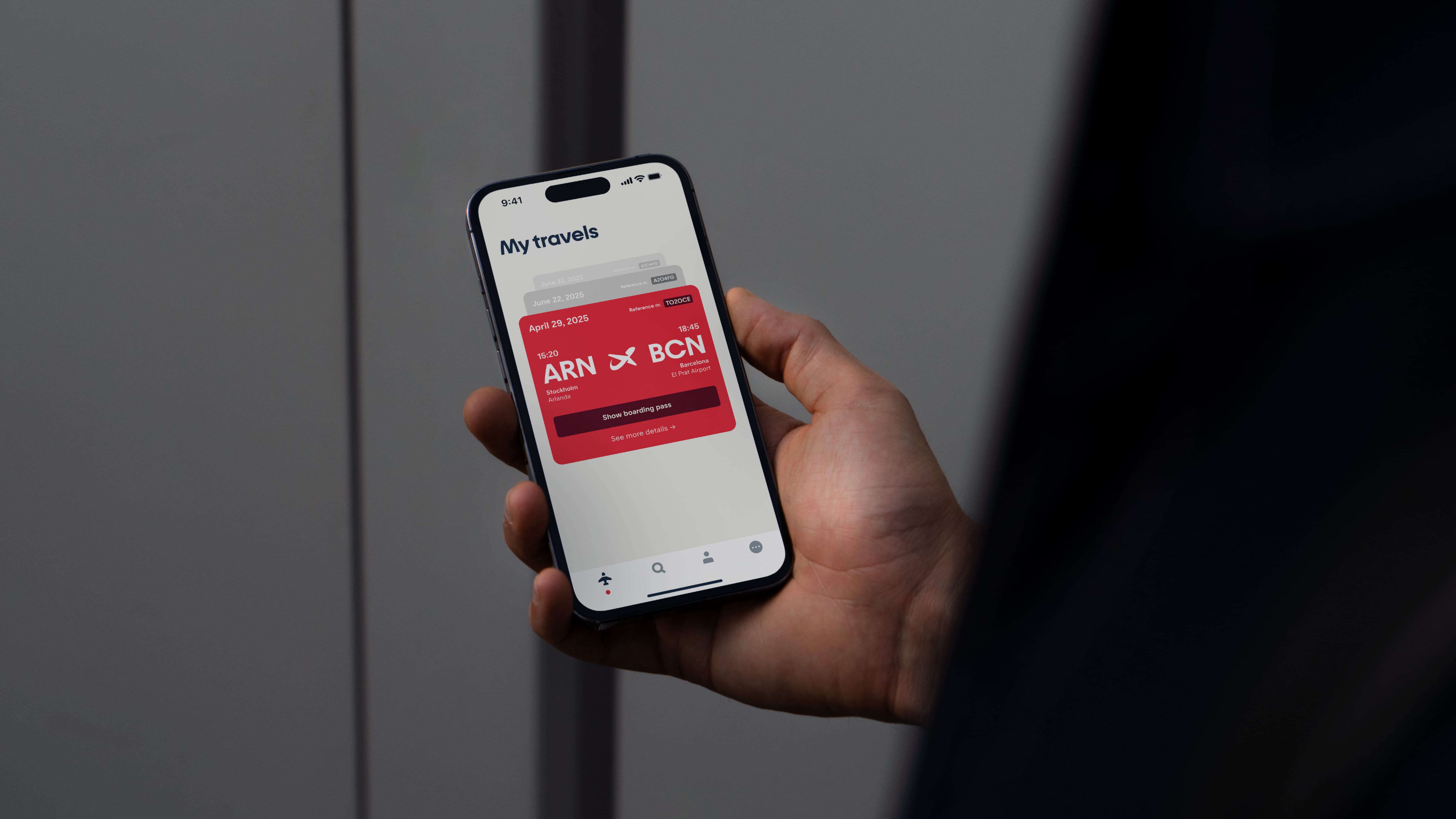 A hand holding a phone that shows a Norwegian digital ticket from ARN to BCN