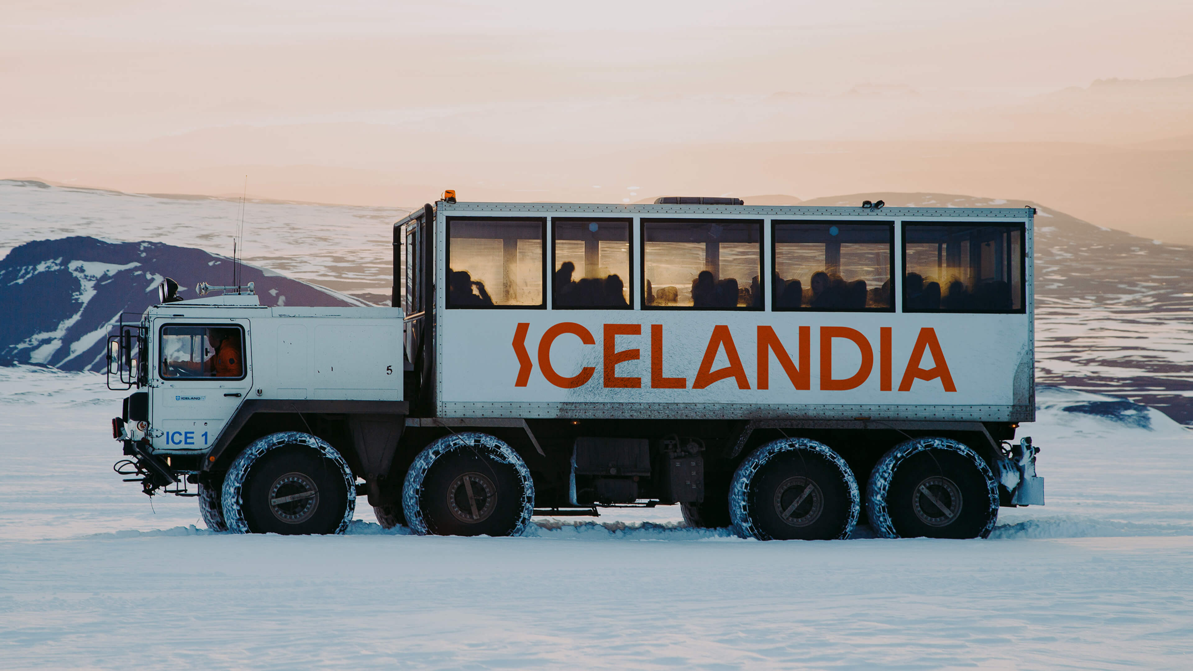 Et Icelandia-brandet turoperatørkjøretøy parkert i et islandsk landskap