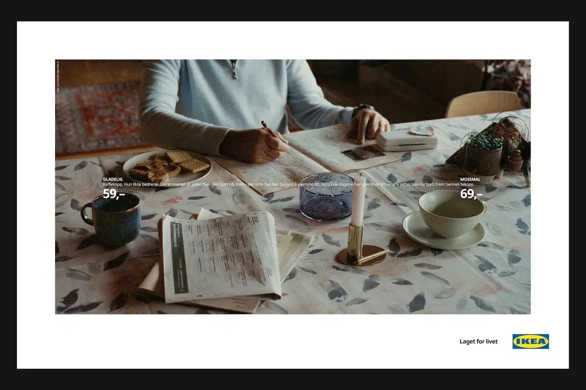 Trykkannonse fra IKEA-kampanjen «Laget for livet»: et frokostbord med en kaffekopp og en tekopp, prislappene «GLADELIG kaffekopp 59,–» og «MOSSMAL tekopp 69,–», og vignetteksten om en tekopp som fortsatt settes frem for noen som er gått bort.