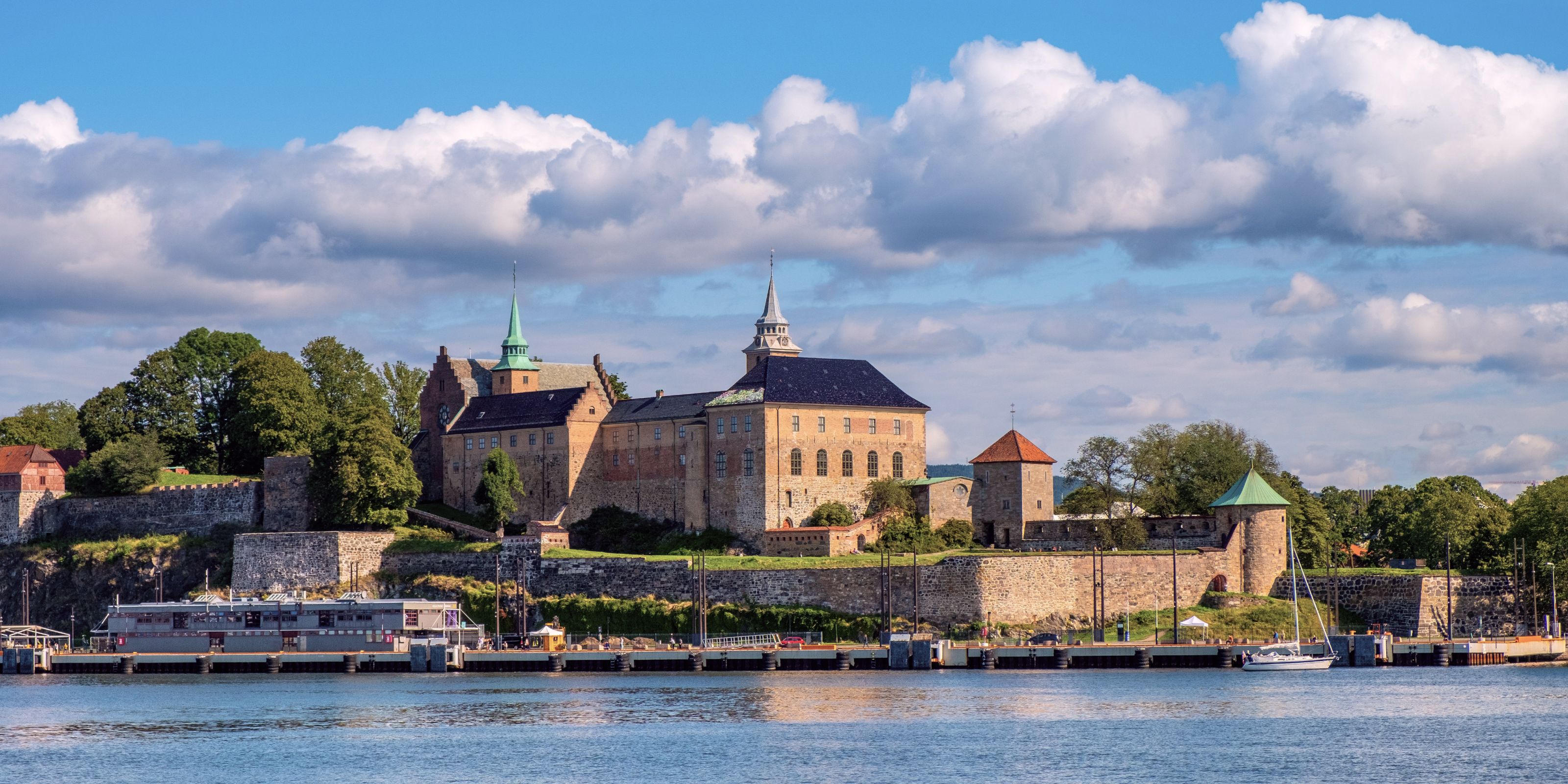 Dagslysbilde av Akershus festning sett fra sjøsiden