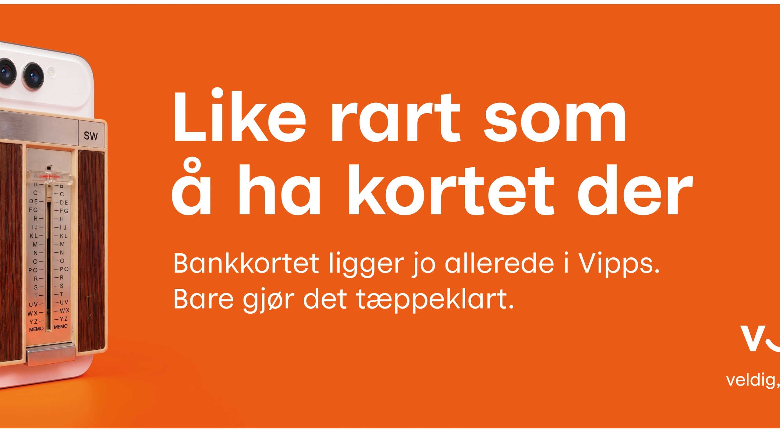 Print- og utendørsannonse for Vipps: en mobiltelefon med en retro adressebok-skyver limt fast på baksiden, ved siden av overskriften «Like rart som å ha kortet der»