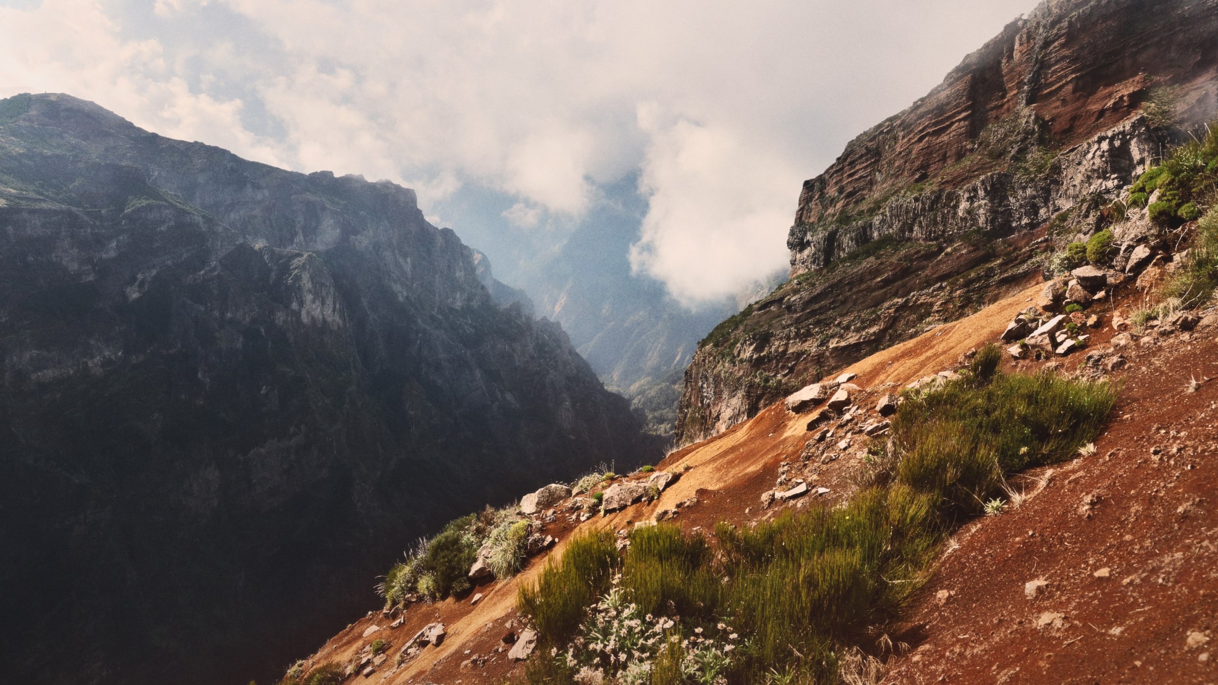 Landscape image from the Head into space concept showing H&M trailwear in a vast outdoor place