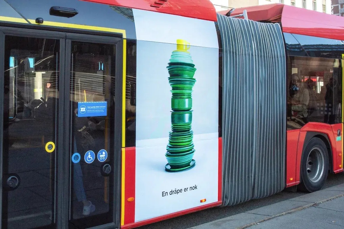 Zalo-kampanjens tallerkenstabel i flaskeform påført siden av en buss.