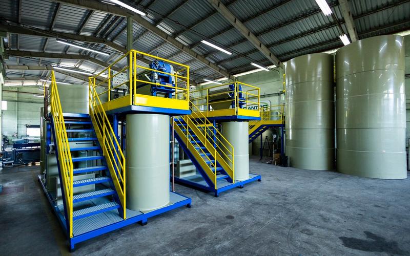 O que acontece com a água após os processos industriais?