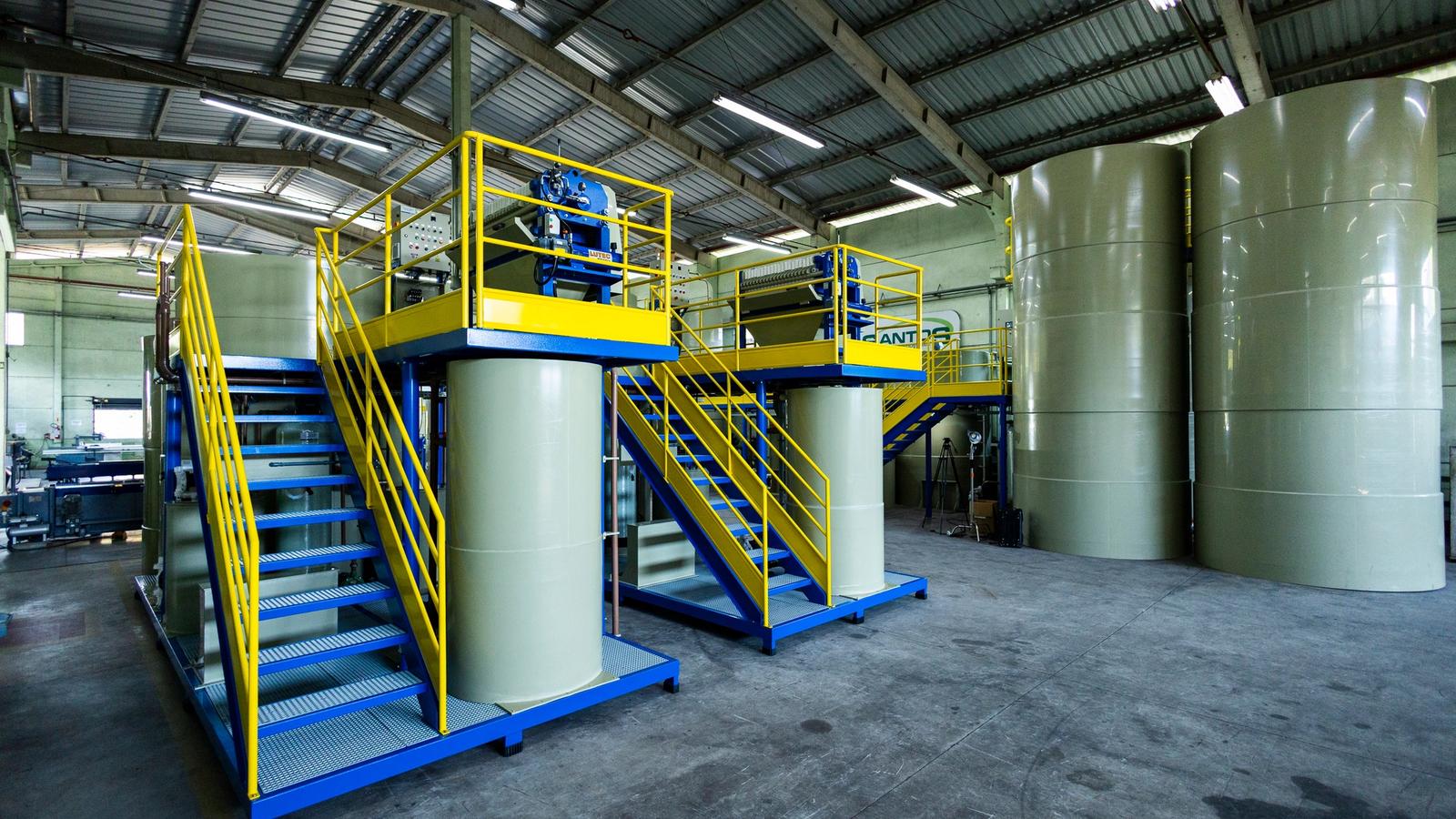 O que acontece com a água após os processos industriais?