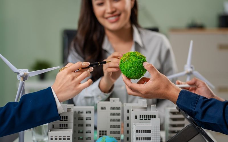 Entenda como a legislação ambiental brasileira impacta diretamente sua indústria e o que fazer para evitar multas, paralisações e sanções graves.