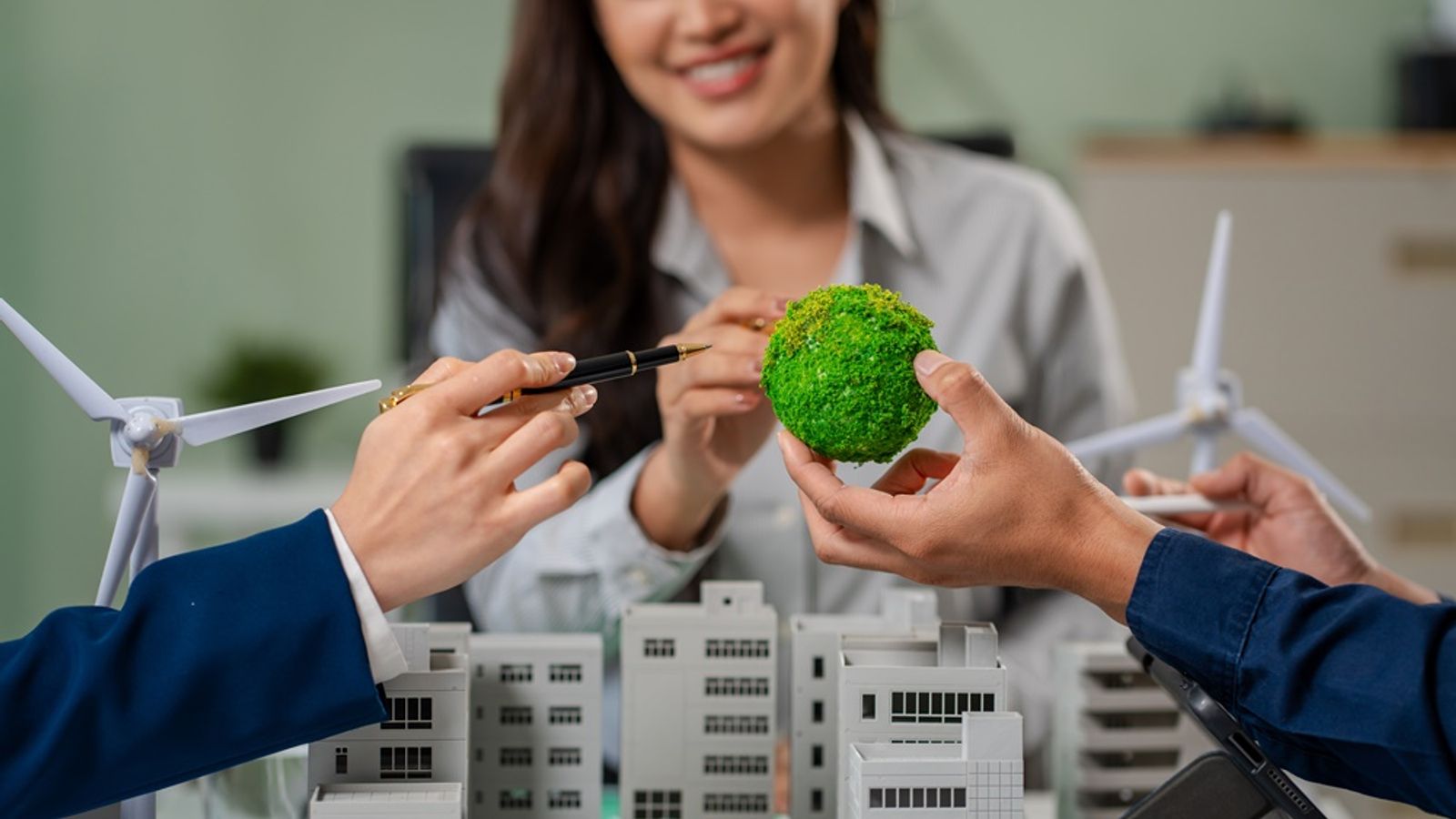 Entenda como a legislação ambiental brasileira impacta diretamente sua indústria e o que fazer para evitar multas, paralisações e sanções graves.