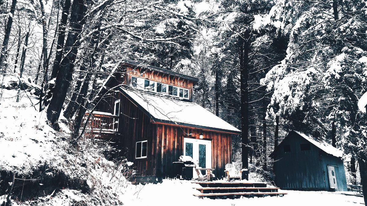High-Altitude Home Maintenance Checklist for Aspen Owners – A wood cabin in the snow (Unsplash)