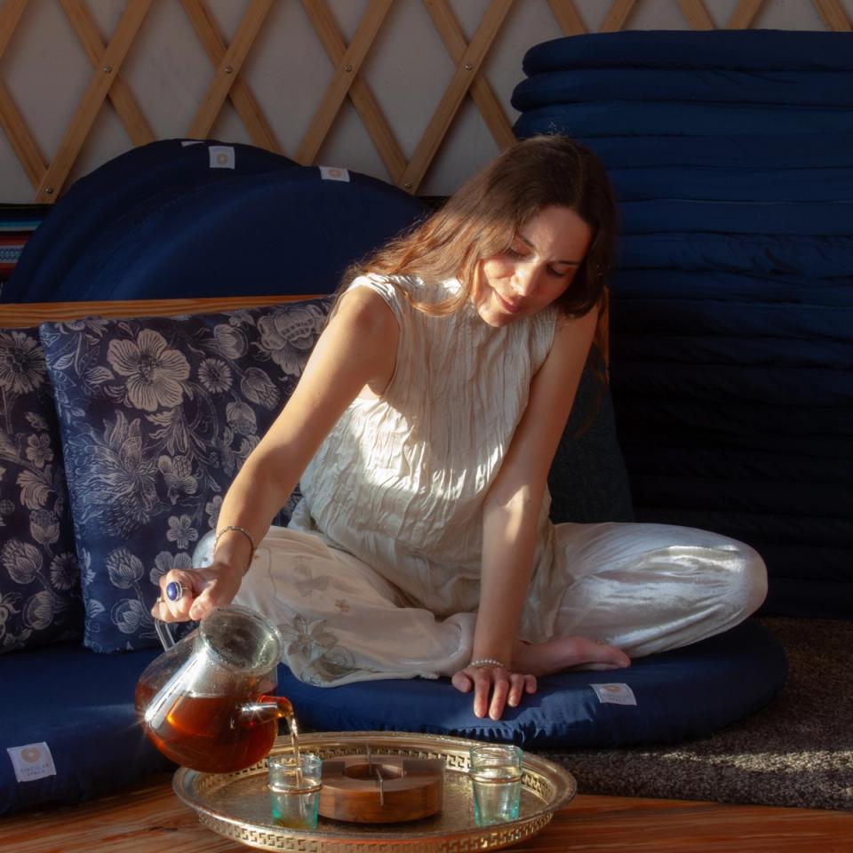 Louise a servir chá na yurt do Circular Space — © Denis Chatelain